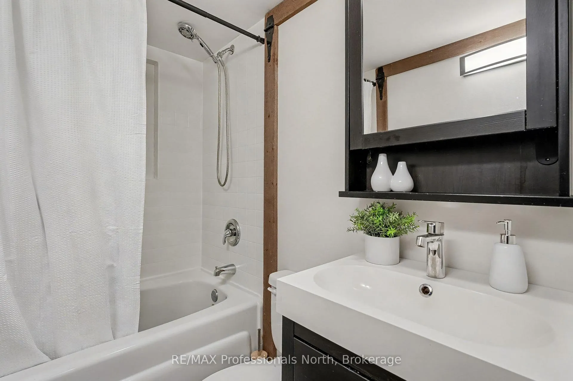 Photo 16 of 161 Quebec Street, Bracebridge, Macaulay — HOMEH