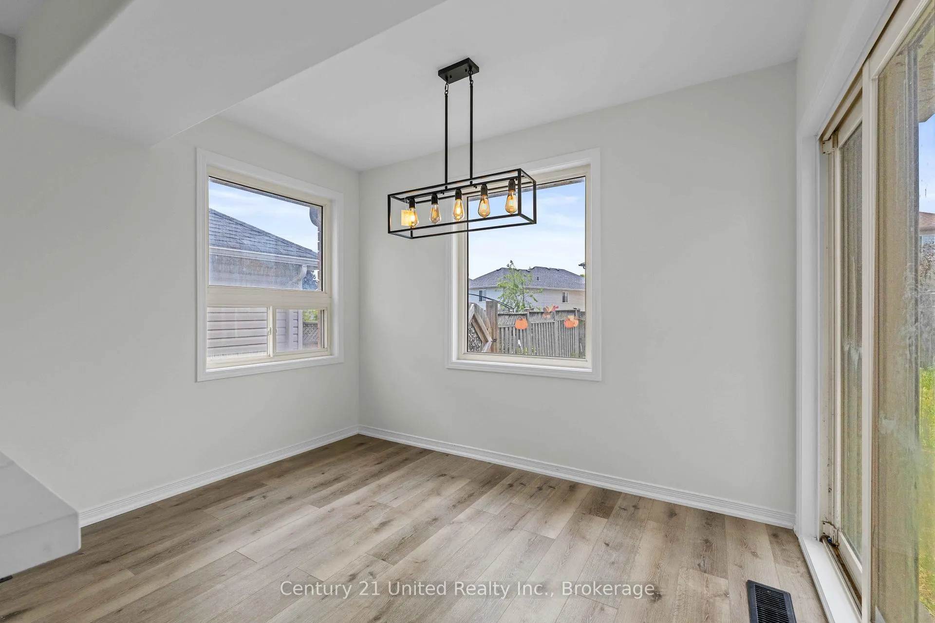 Photo 4 of 525 Clancy Crescent, Peterborough, Otonabee Ward 1 — HOMEH