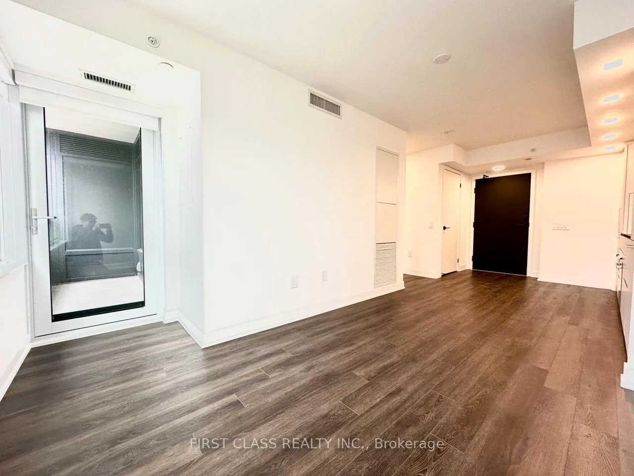 Photo 6 of Unit 2103, 609 Sherbourne Street, Toronto, North St. James Town — HOMEH