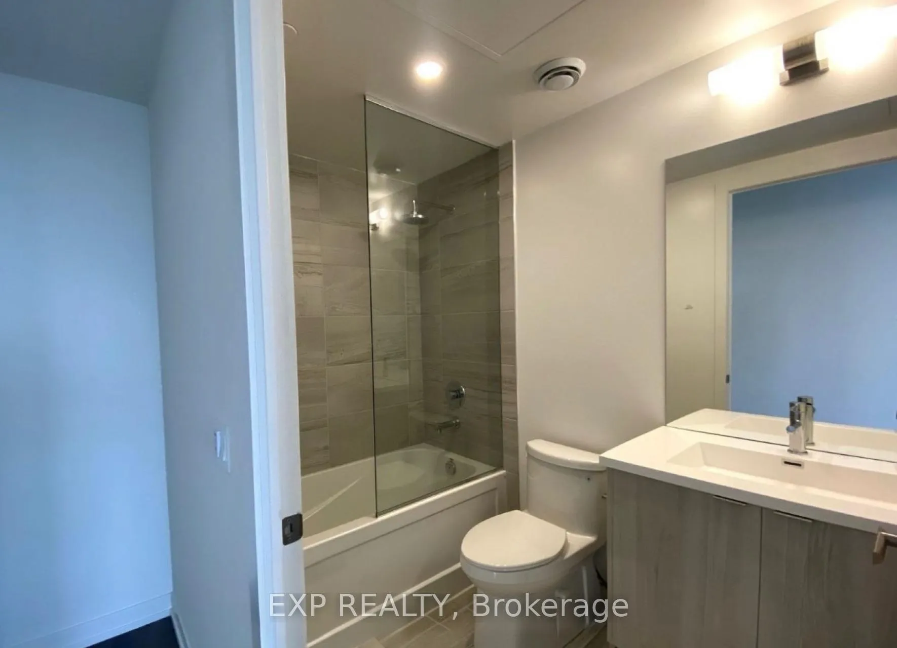 Photo 5 of Unit 6706, 138 Downes Street, Toronto, Waterfront Communities — HOMEH