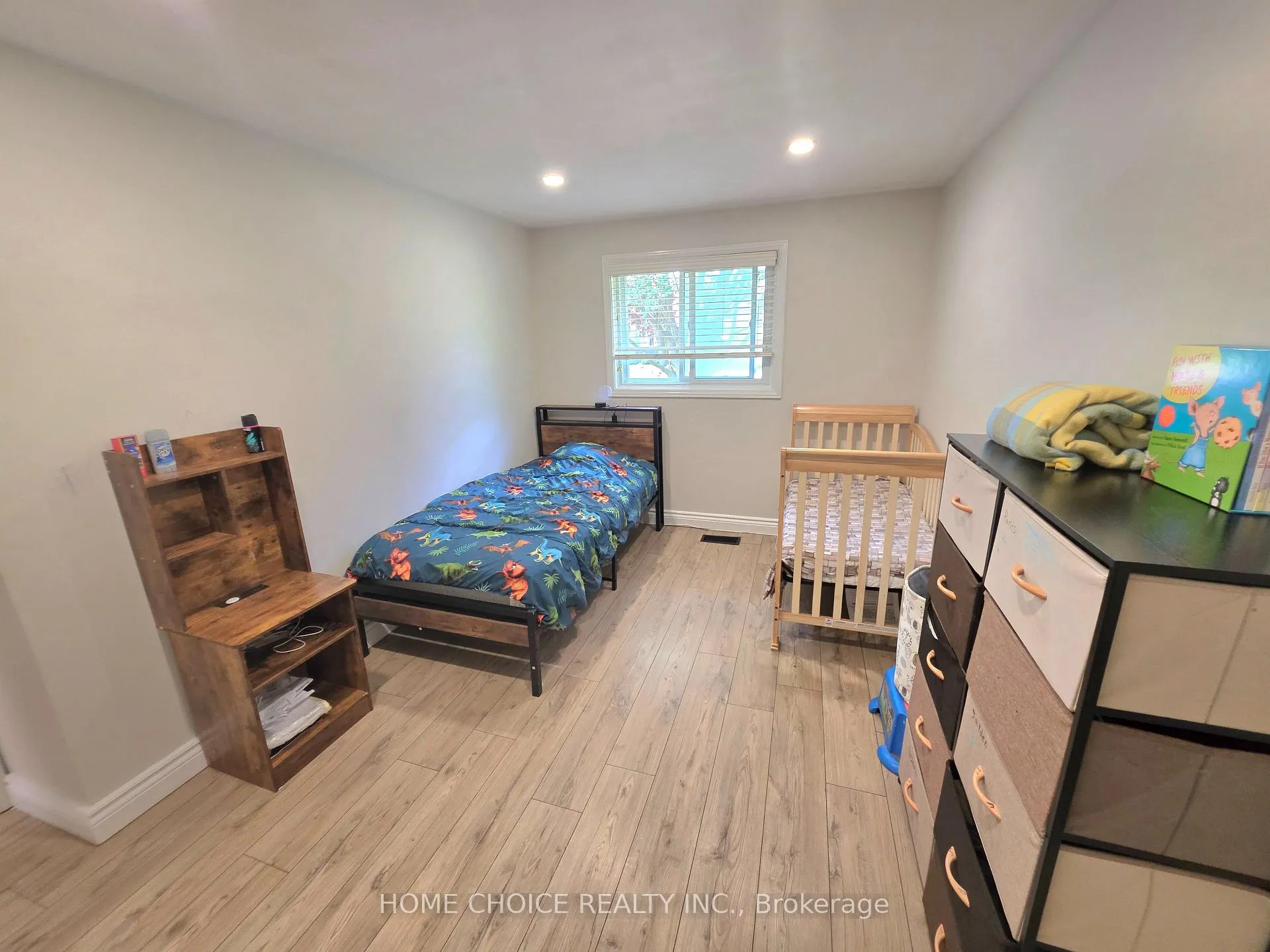 Photo 15 of 130 Champlain Crescent, Kitchener, Heritage Park - Kitchener — HOMEH