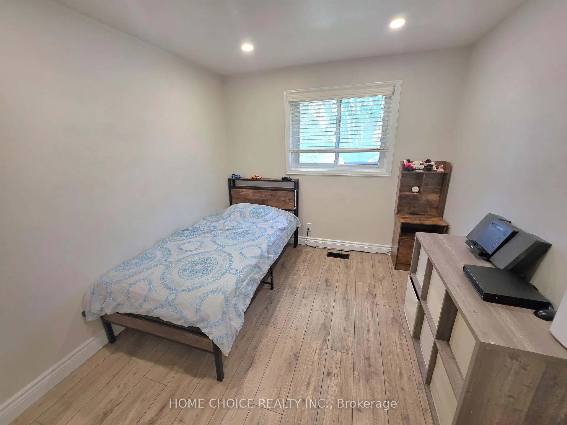Photo 16 of 130 Champlain Crescent, Kitchener, Heritage Park - Kitchener — HOMEH