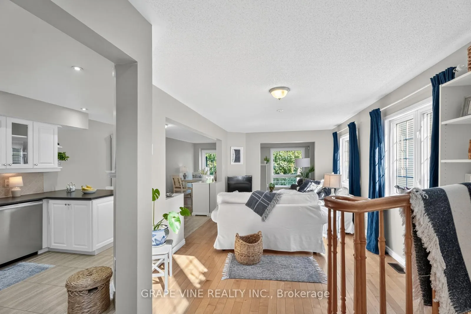 Photo 10 of 21 Fieldberry Private, Ottawa, Barrhaven - Stonebridge — HOMEH