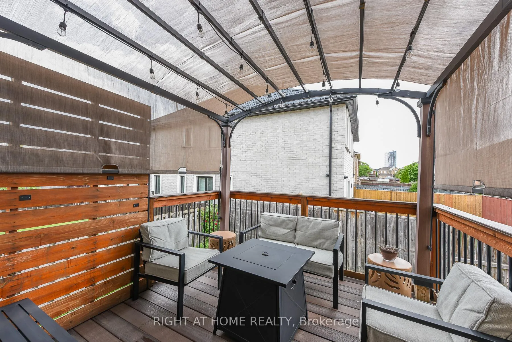 Photo 3 of 4 Dencor Street, Brampton, Credit Valley — HOMEH