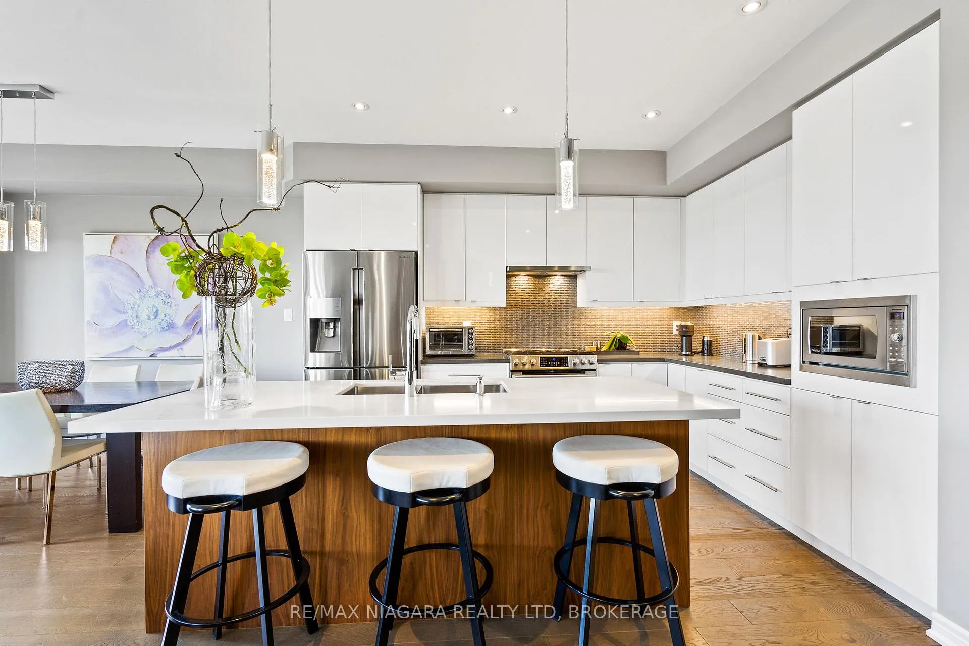 Photo 4 of 60 Waterview Lane, Grimsby, Grimsby Beach — HOMEH