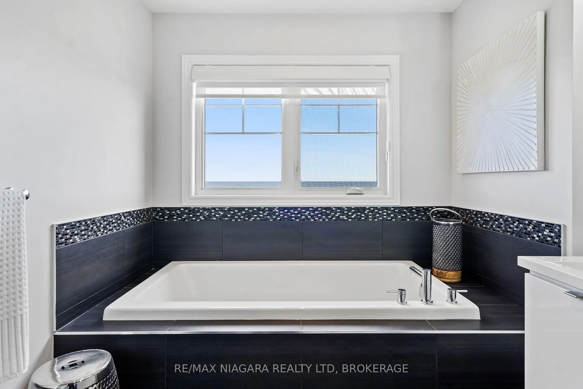 Photo 19 of 60 Waterview Lane, Grimsby, Grimsby Beach — HOMEH