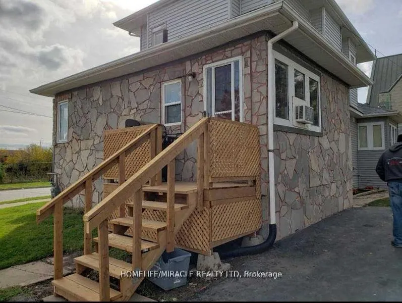 Photo 2 of Unit Unit 2, 598 Front Street, Oshawa, Central — HOMEH