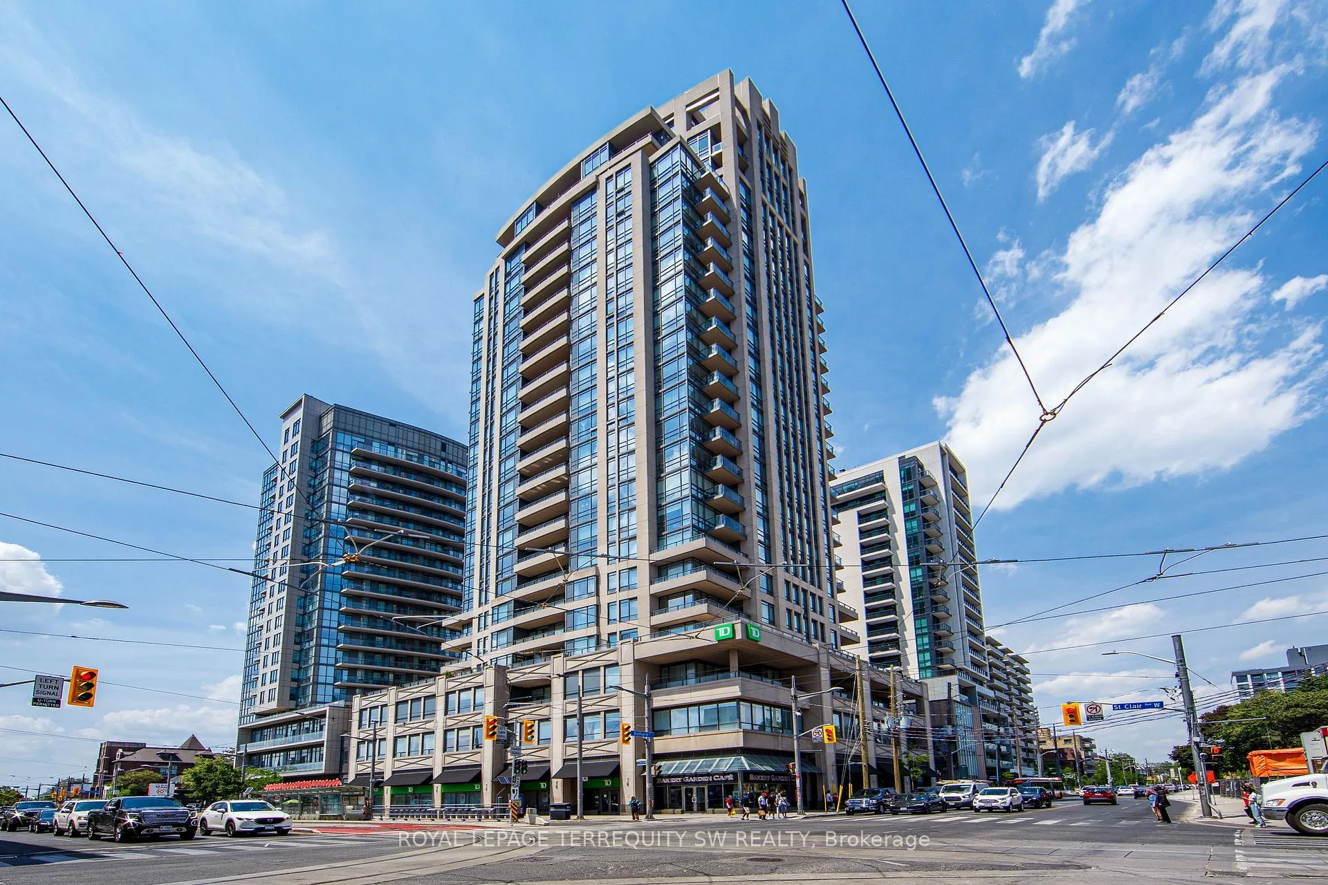 Front of Unit 1702, 500 St Clair Avenue W