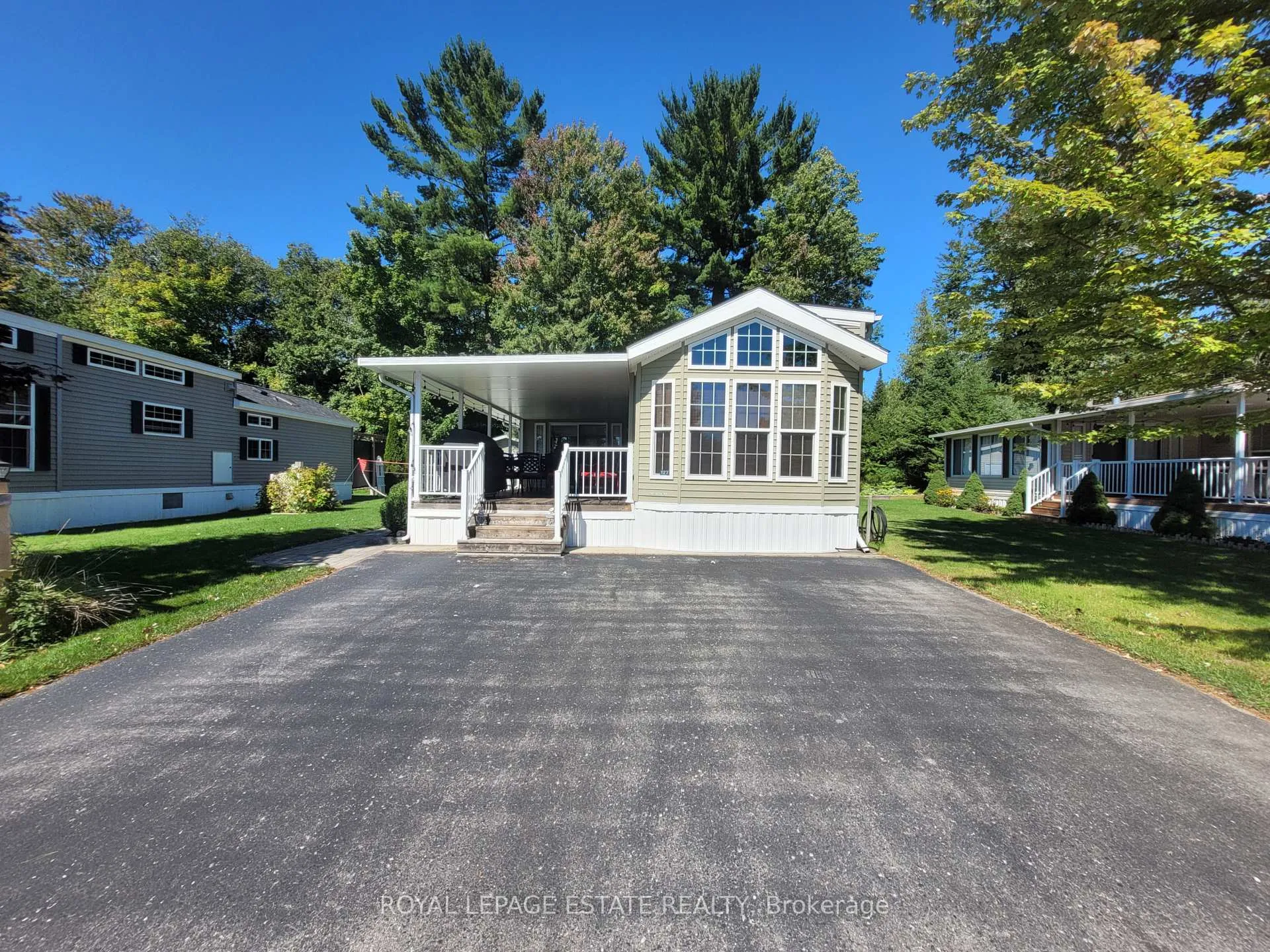 Photo 2 of 127 Madawaska Trail, Wasaga Beach — HOMEH