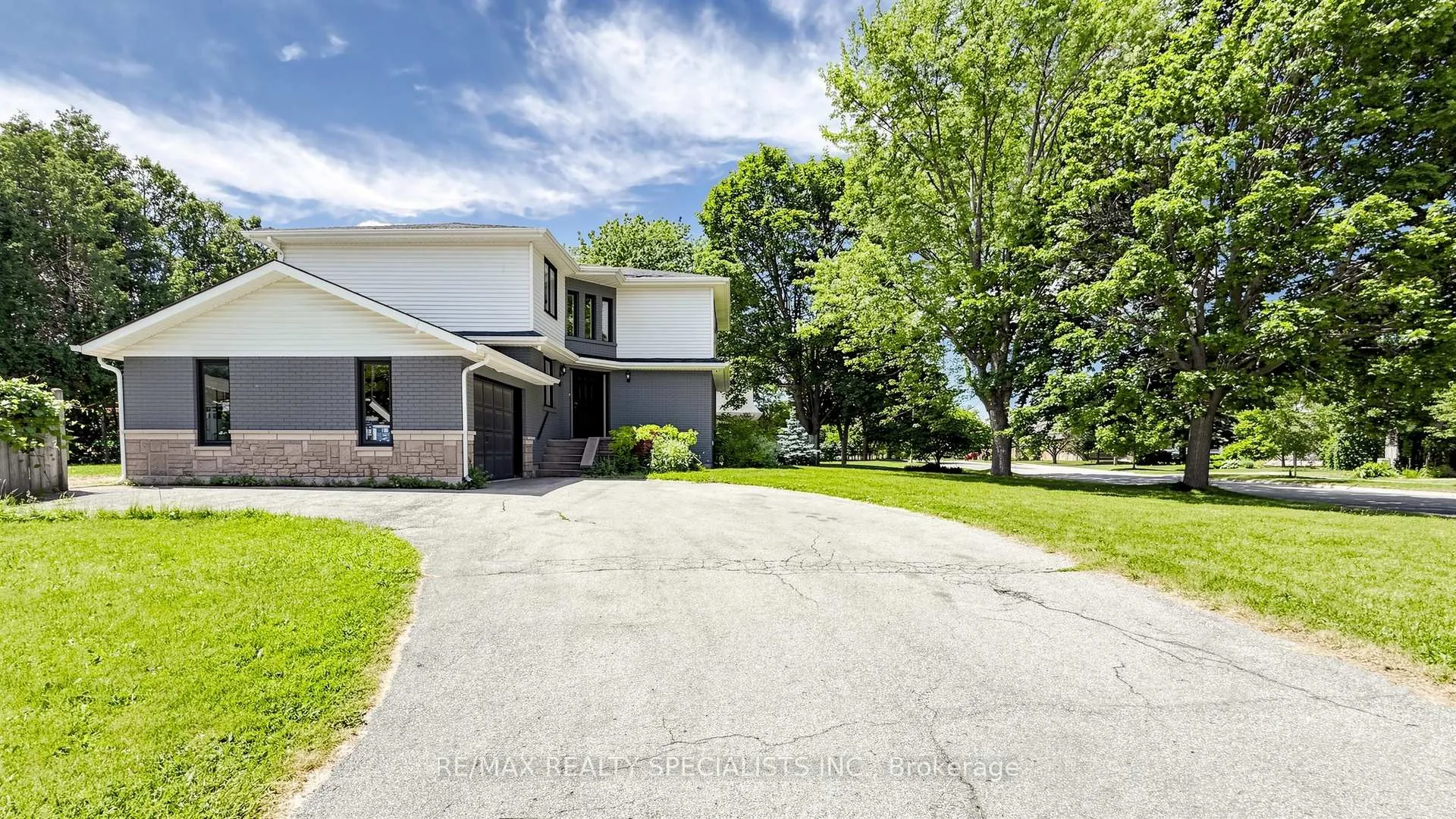 Photo 3 of 118 Central Avenue, Grimsby, Grimsby East — HOMEH