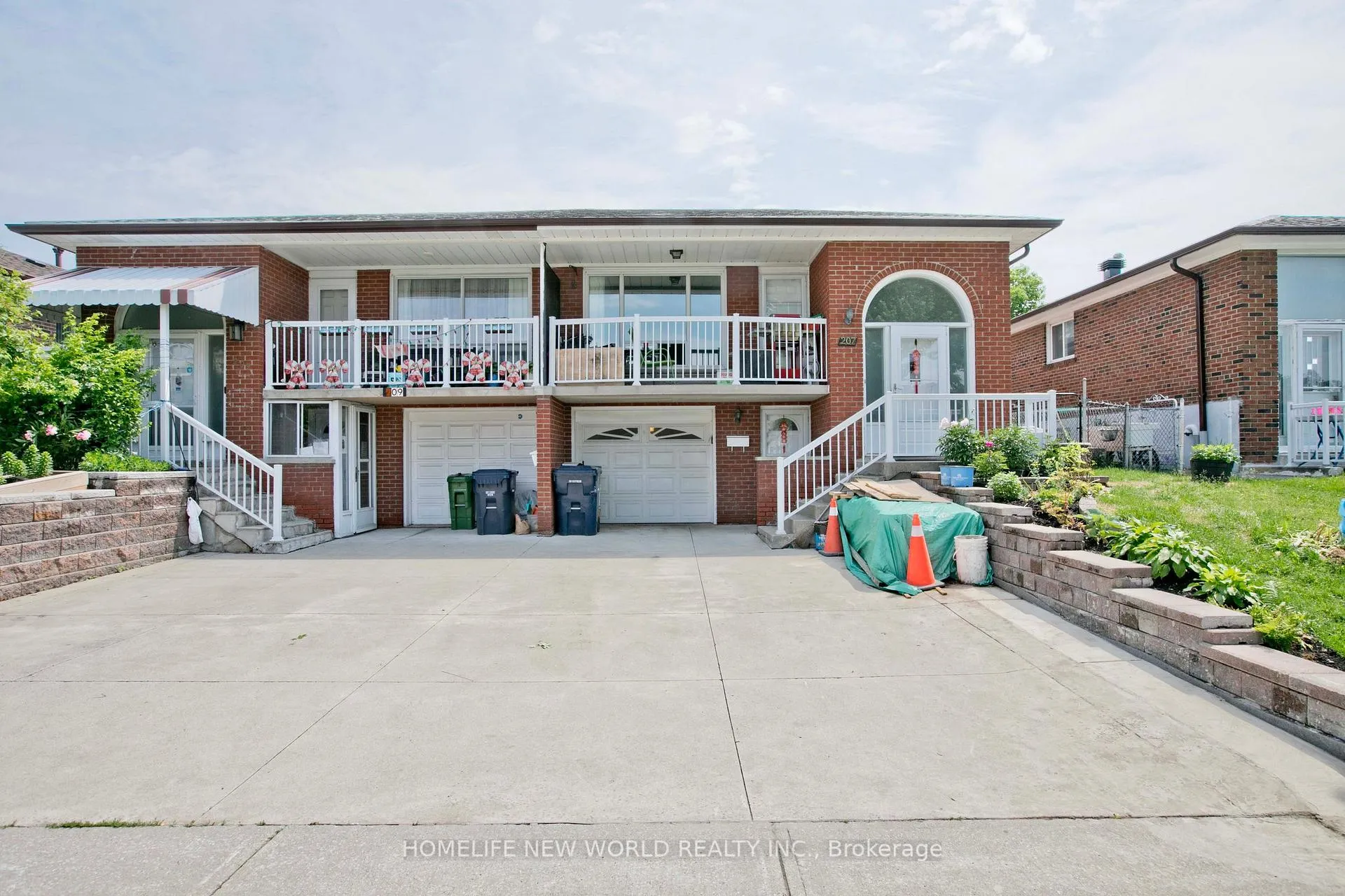 Front of Unit Lower, 207 Fairglen Avenue