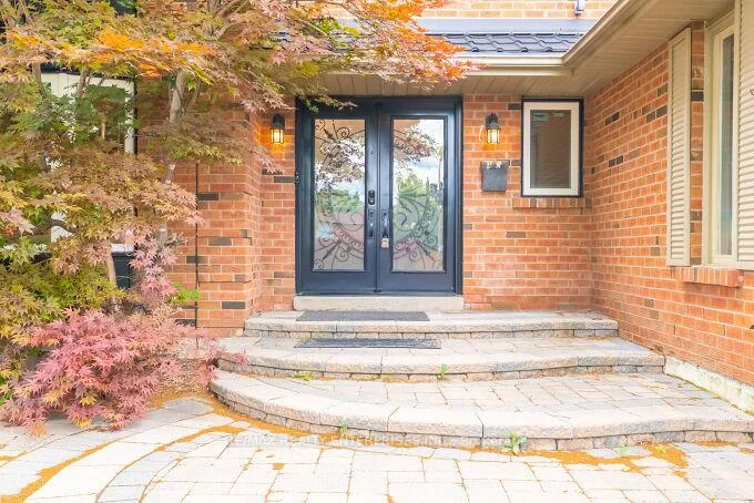 Photo 5 of 26 Oakridge Court, Brampton, Heart Lake West — HOMEH
