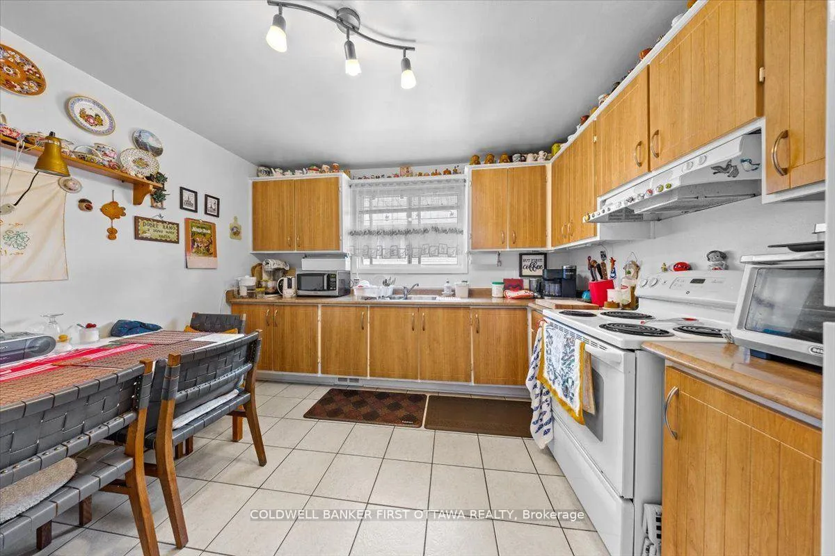 Photo 6 of 902 Watson Street, Ottawa, Fairfield Heights — HOMEH