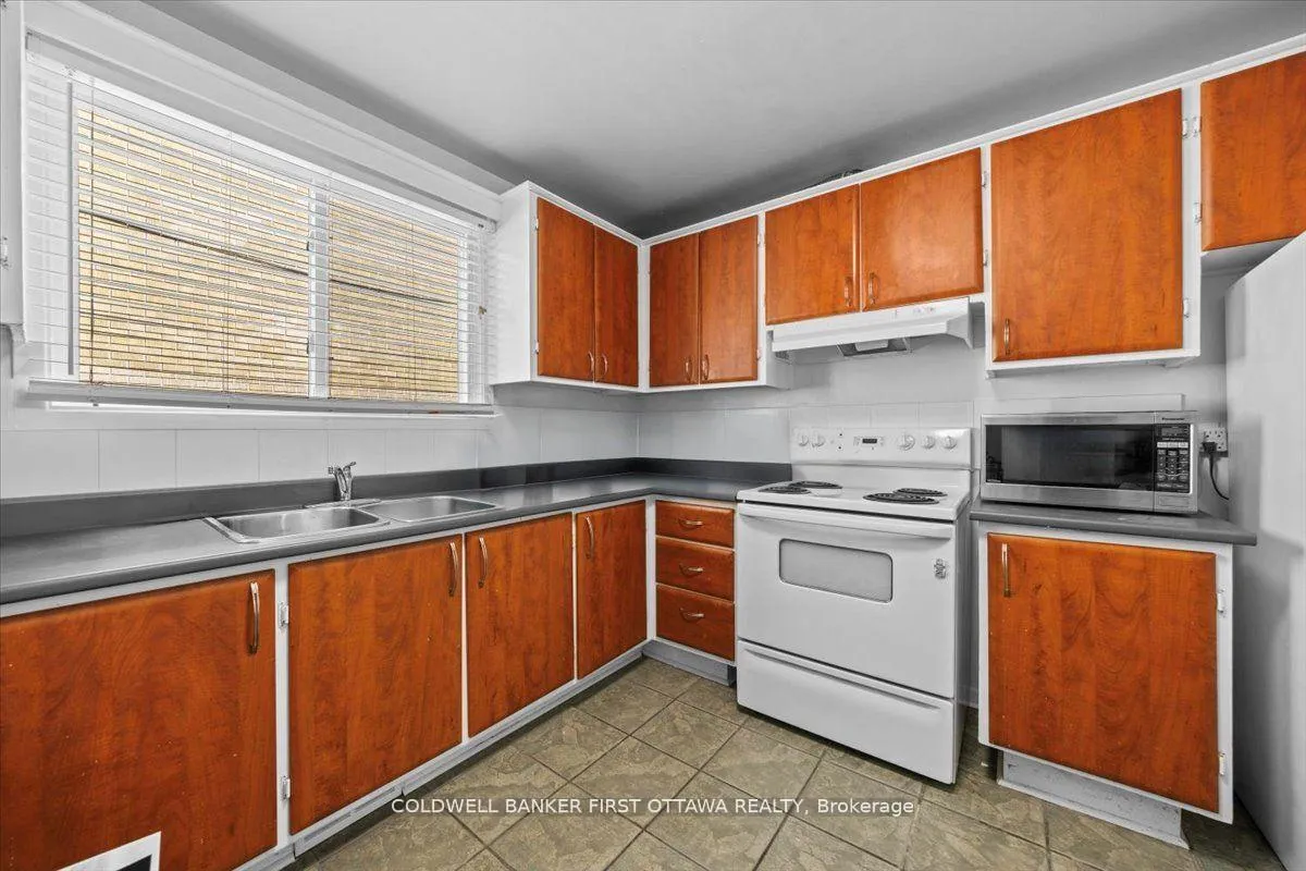 Photo 16 of 902 Watson Street, Ottawa, Fairfield Heights — HOMEH