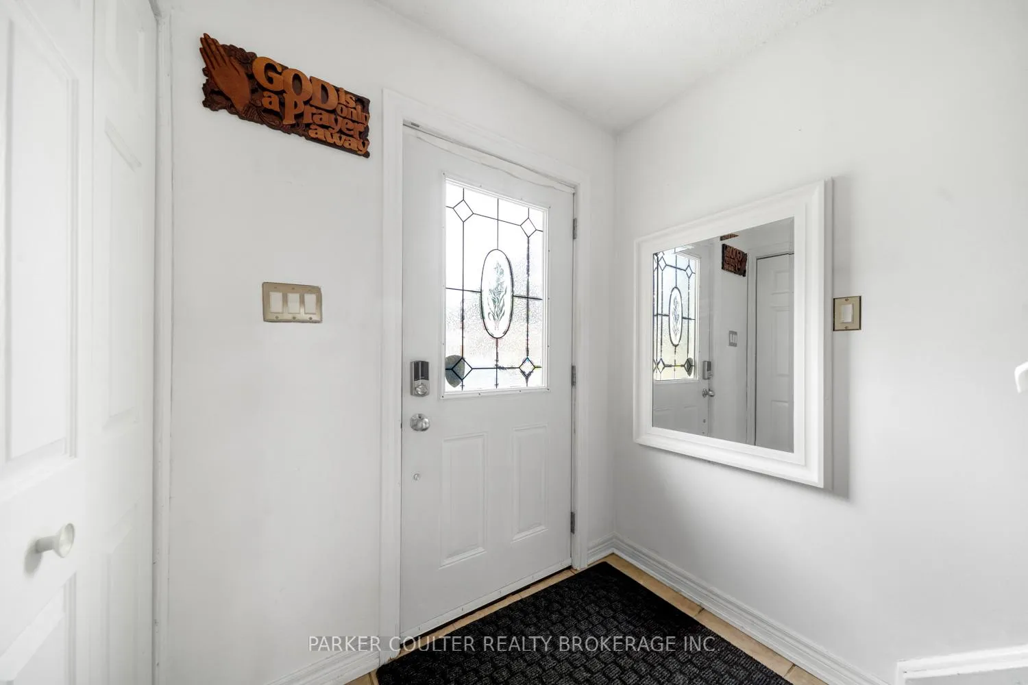 Photo 2 of 23 Chaucer Crescent, Barrie, Letitia Heights — HOMEH