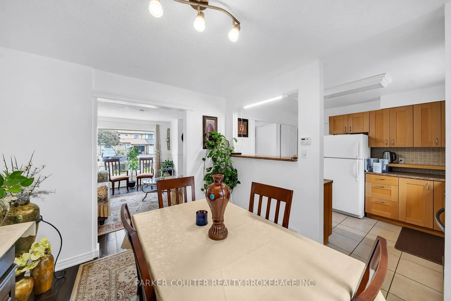Photo 8 of 23 Chaucer Crescent, Barrie, Letitia Heights — HOMEH