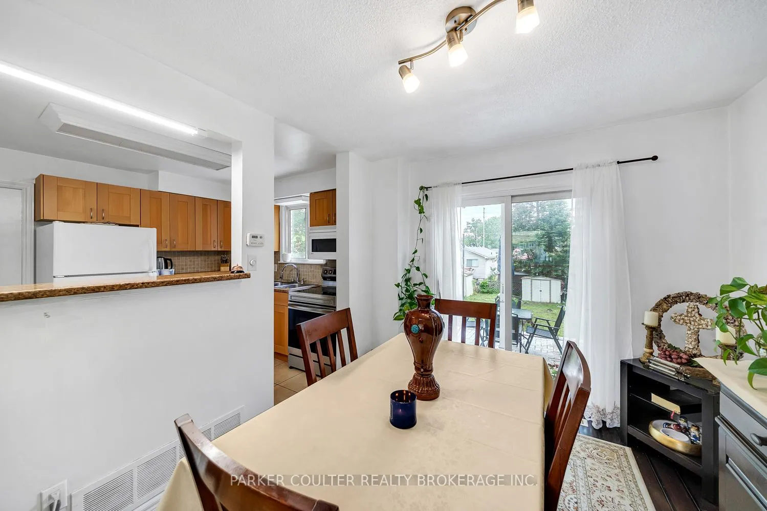 Photo 9 of 23 Chaucer Crescent, Barrie, Letitia Heights — HOMEH
