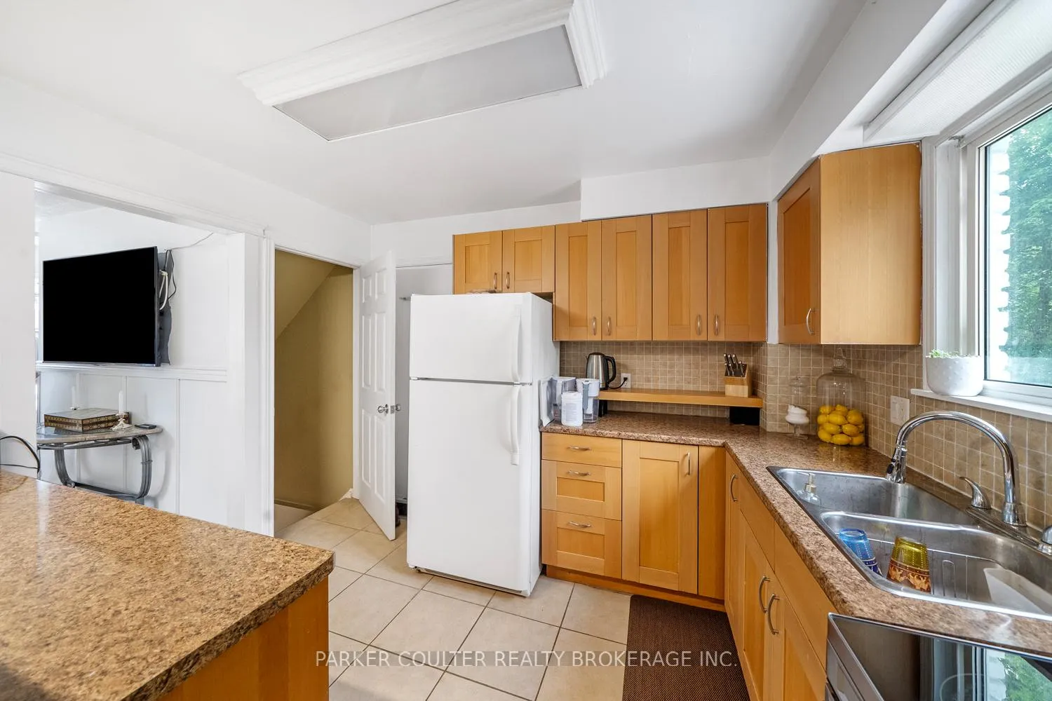 Photo 10 of 23 Chaucer Crescent, Barrie, Letitia Heights — HOMEH