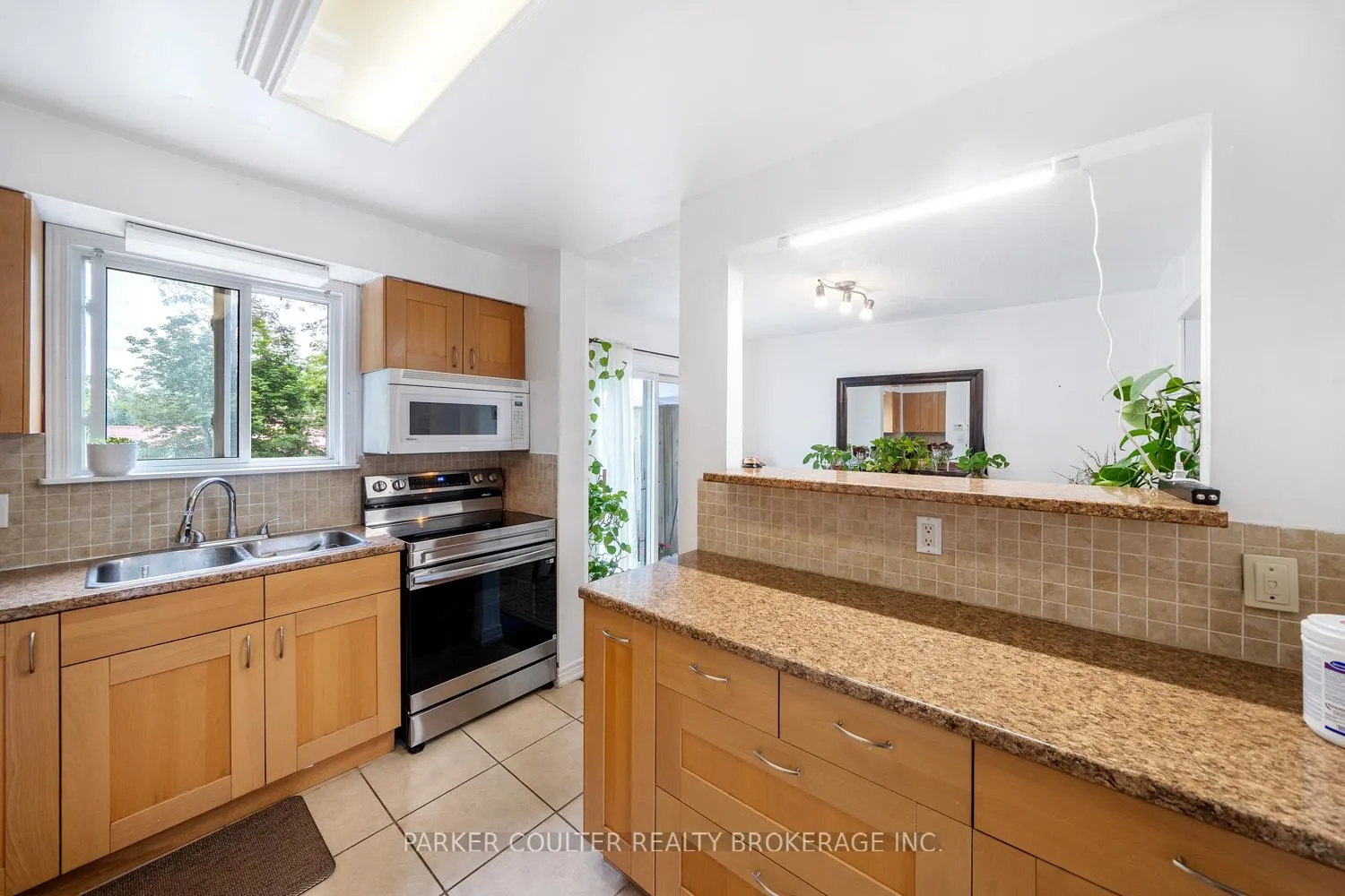 Photo 11 of 23 Chaucer Crescent, Barrie, Letitia Heights — HOMEH