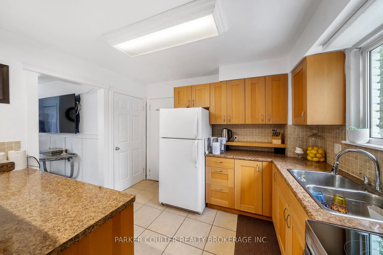 Photo 12 of 23 Chaucer Crescent, Barrie, Letitia Heights — HOMEH