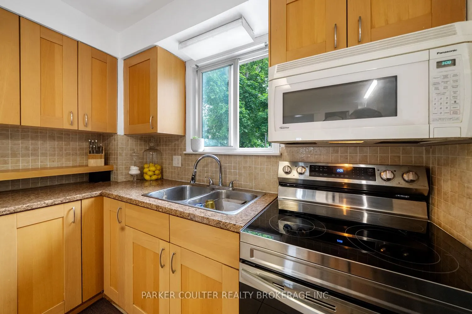 Photo 13 of 23 Chaucer Crescent, Barrie, Letitia Heights — HOMEH