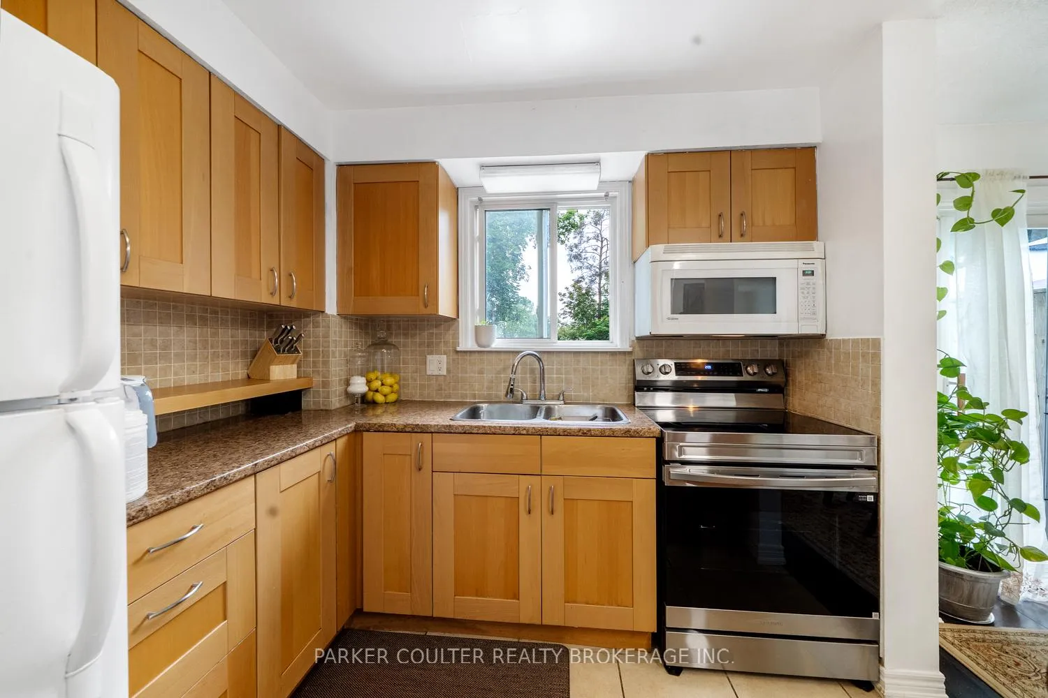 Photo 15 of 23 Chaucer Crescent, Barrie, Letitia Heights — HOMEH