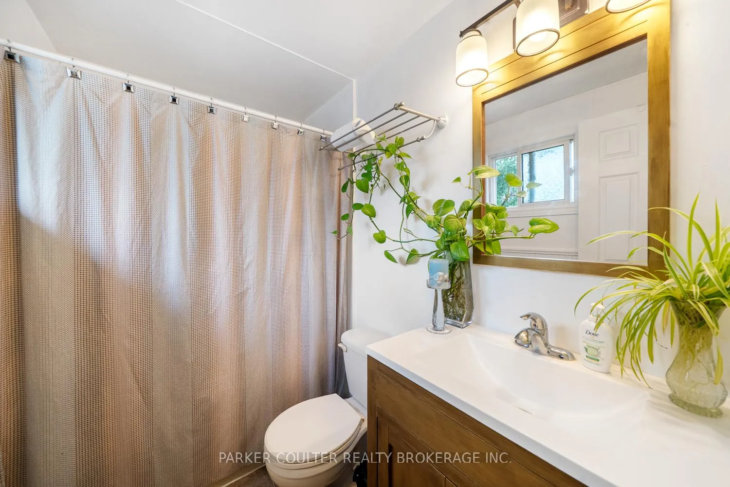 Photo 16 of 23 Chaucer Crescent, Barrie, Letitia Heights — HOMEH