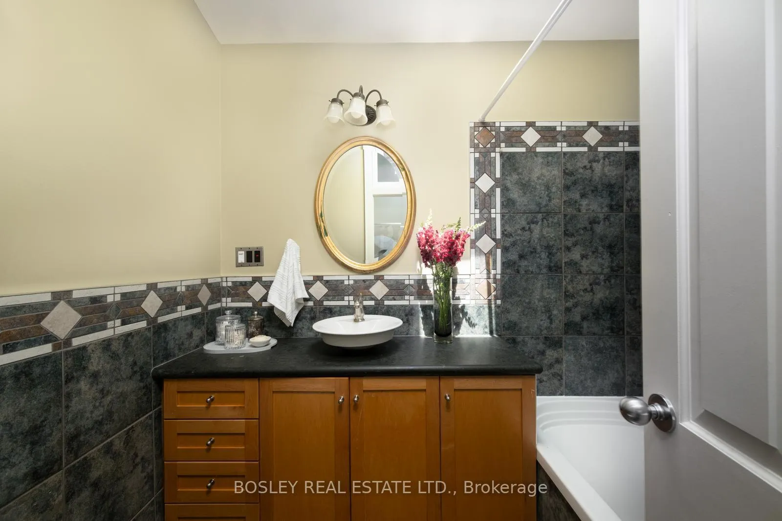 Photo 17 of 2 Roseneath Gardens, Toronto, Oakwood Village — HOMEH