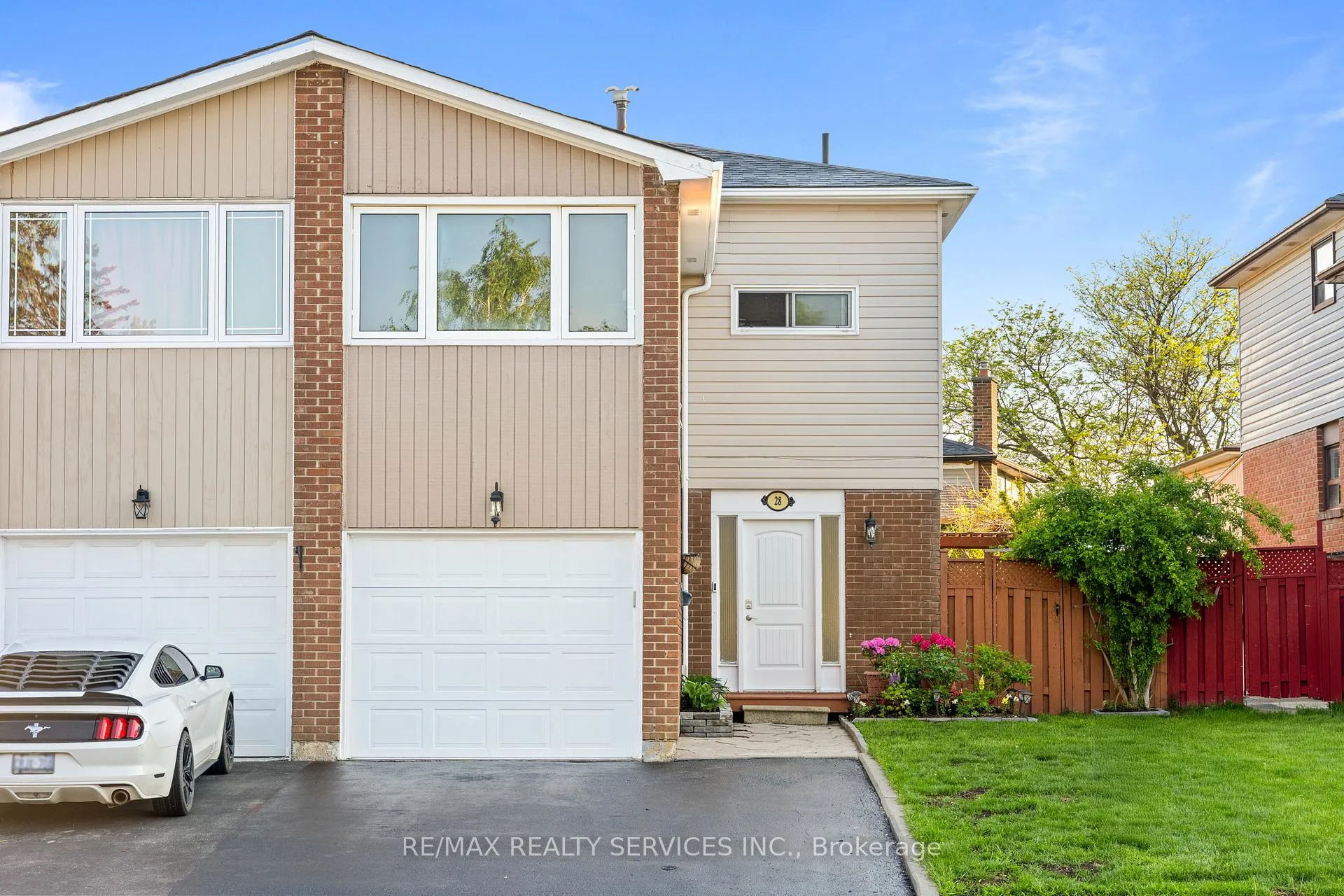 Photo 1 of 28 Kingswood Drive, Brampton, Brampton North — HOMEH