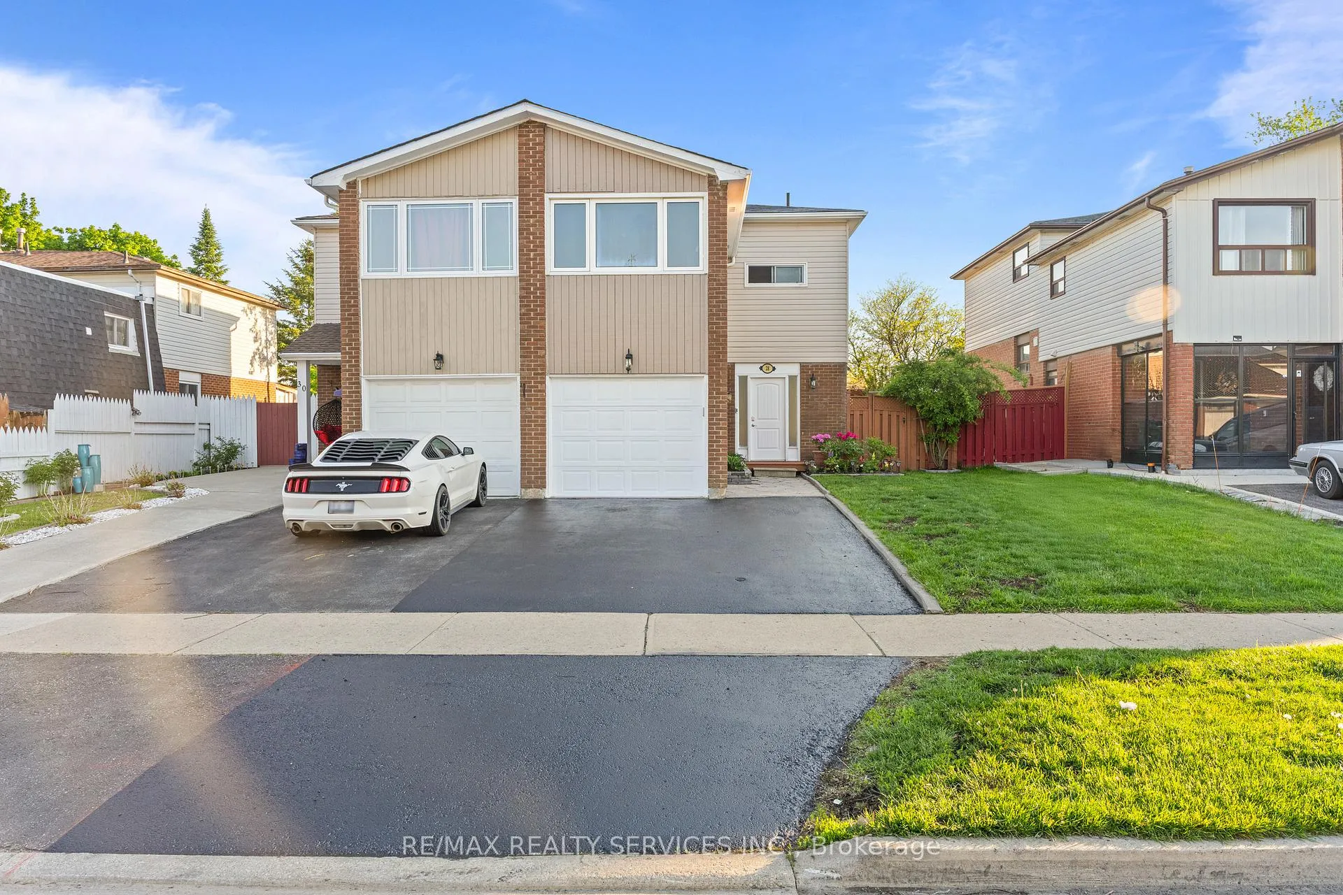 Photo 2 of 28 Kingswood Drive, Brampton, Brampton North — HOMEH