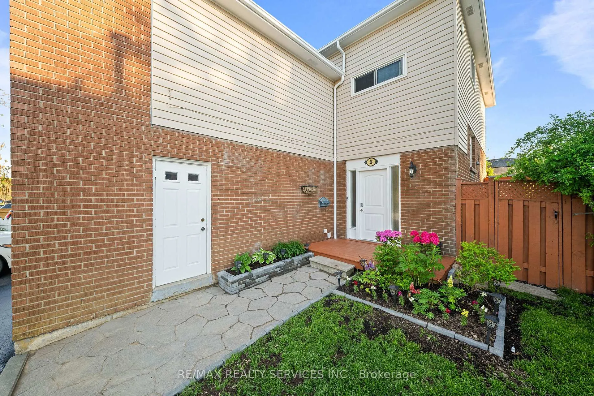 Photo 3 of 28 Kingswood Drive, Brampton, Brampton North — HOMEH