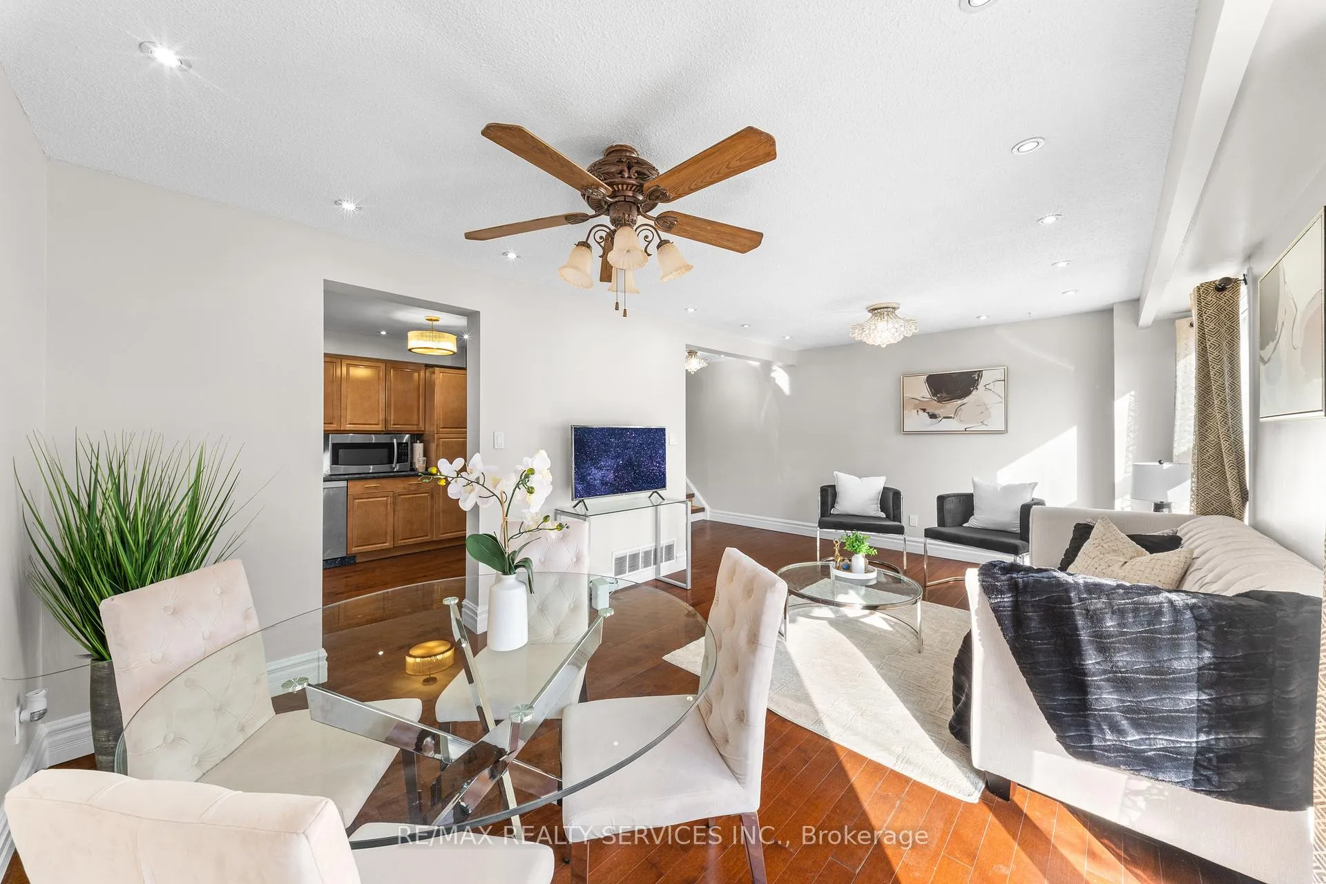 Photo 9 of 28 Kingswood Drive, Brampton, Brampton North — HOMEH