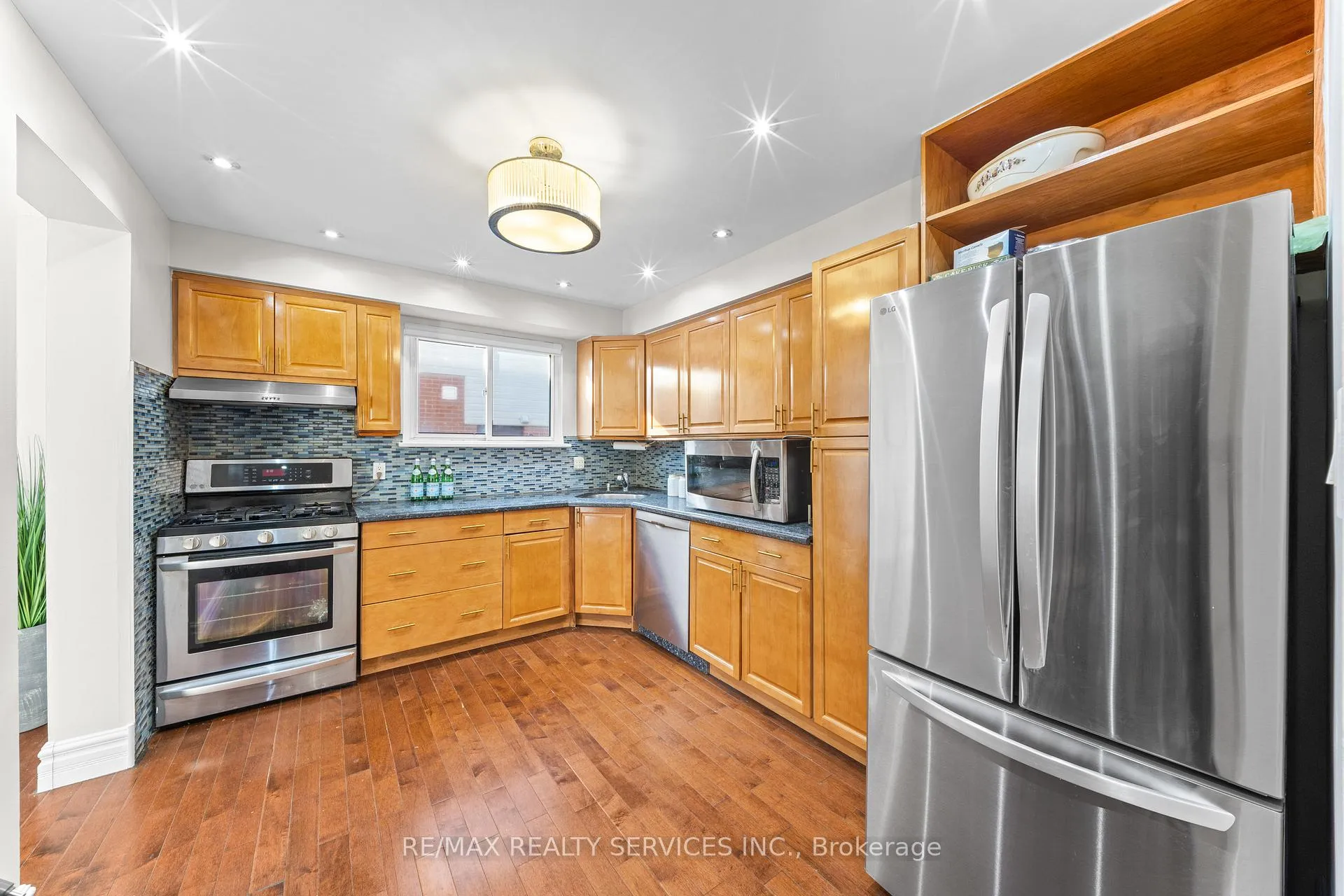 Photo 10 of 28 Kingswood Drive, Brampton, Brampton North — HOMEH