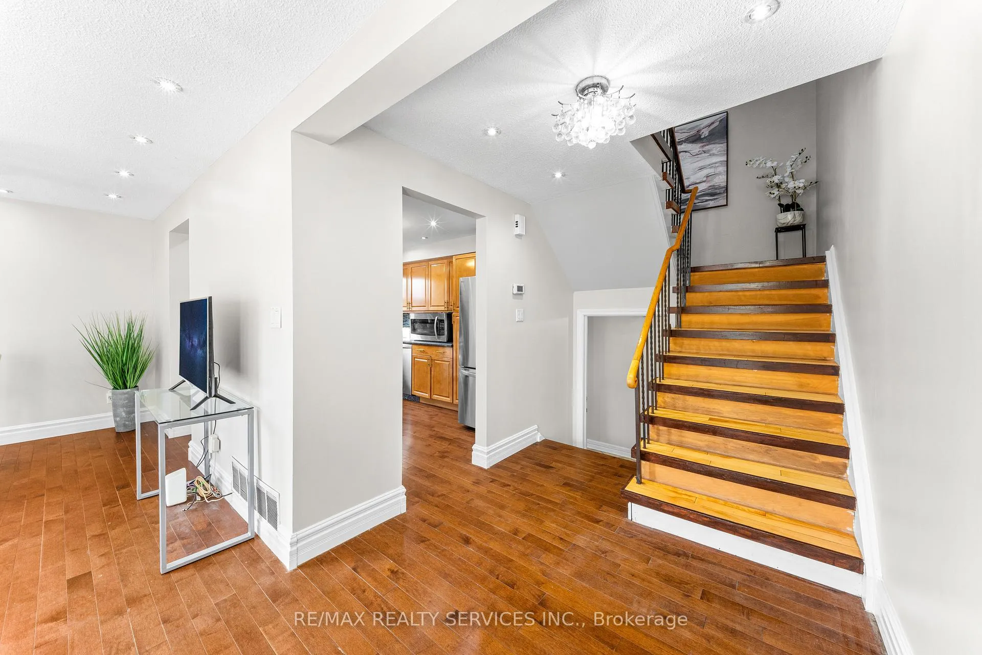 Photo 13 of 28 Kingswood Drive, Brampton, Brampton North — HOMEH