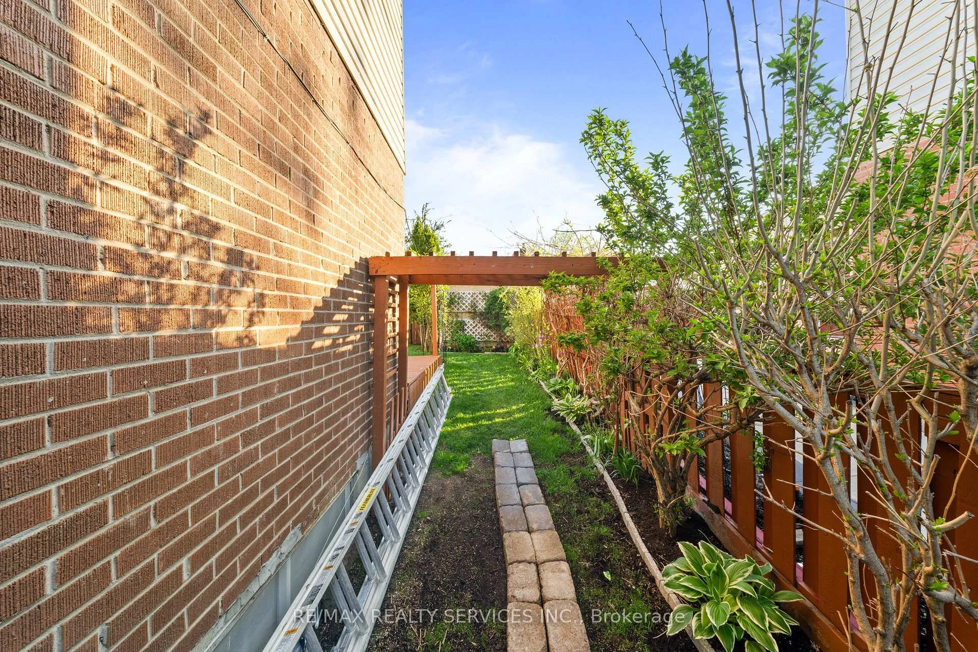 Photo 28 of 28 Kingswood Drive, Brampton, Brampton North — HOMEH
