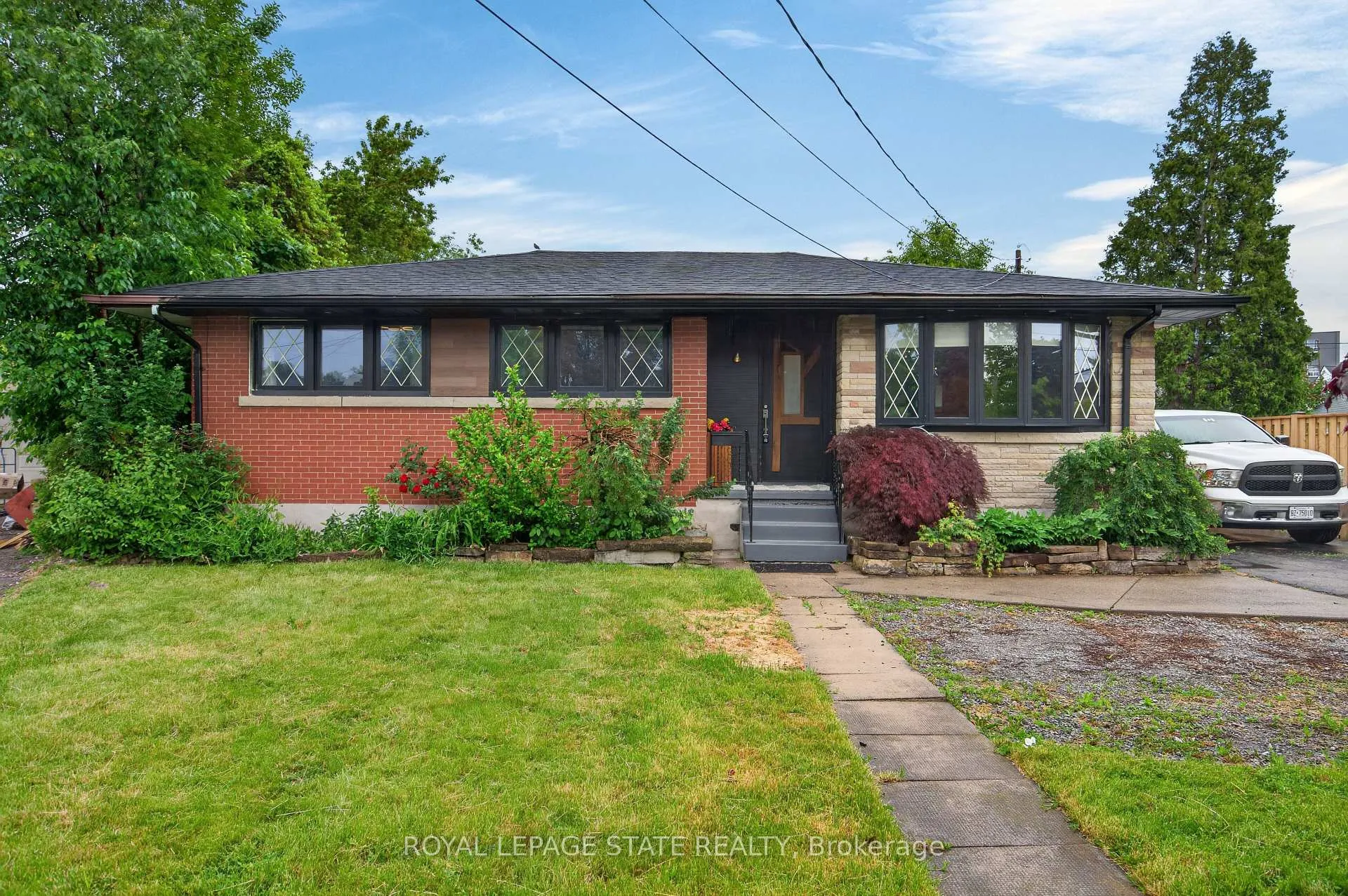 Front of 33 Kenwood Crescent