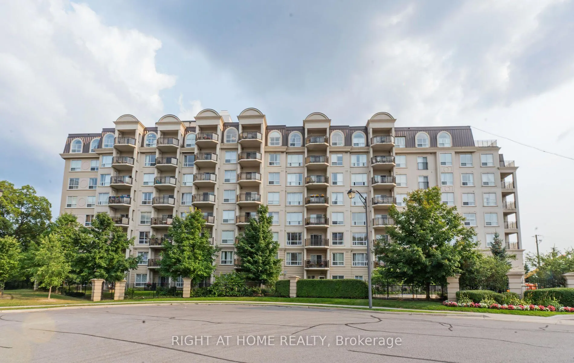 Photo 1 of Unit 111, 1 Maison Parc Court, Vaughan, Lakeview Estates — HOMEH