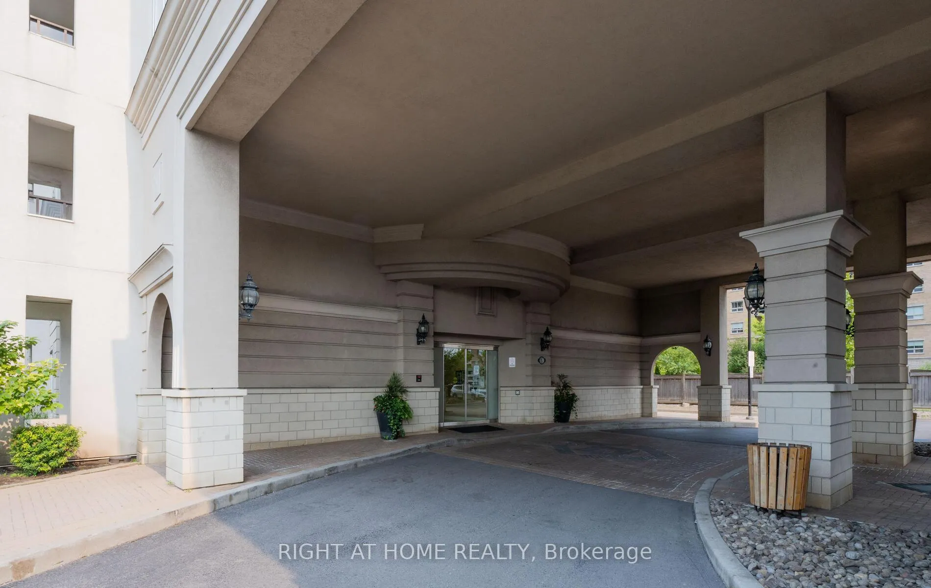 Photo 2 of Unit 111, 1 Maison Parc Court, Vaughan, Lakeview Estates — HOMEH