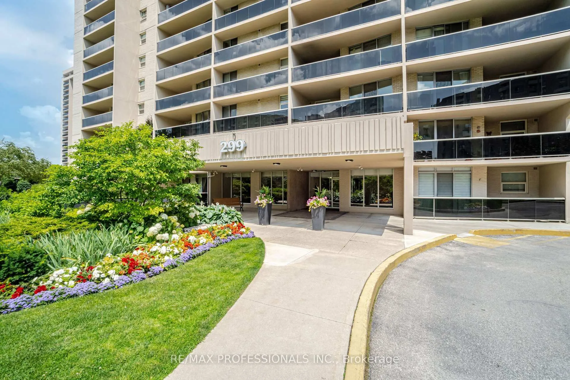 Photo 3 of Unit 705, 299 Mill Road, Etobicoke, Markland Wood — HOMEH