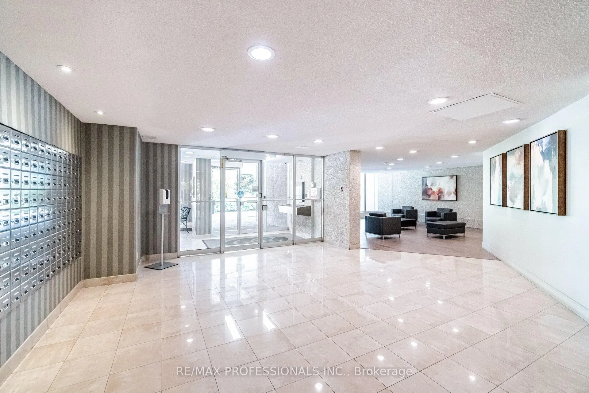 Photo 4 of Unit 705, 299 Mill Road, Etobicoke, Markland Wood — HOMEH