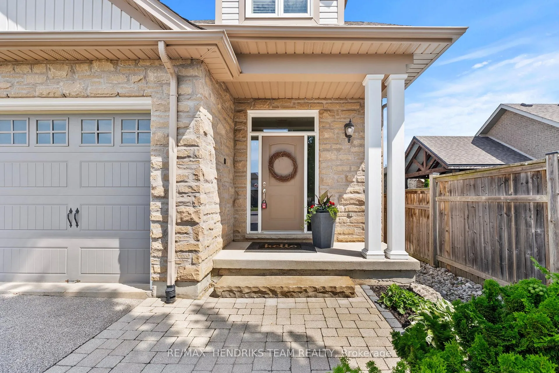 Photo 2 of 85 Videl Crescent N, St. Catharines, Grapeview — HOMEH