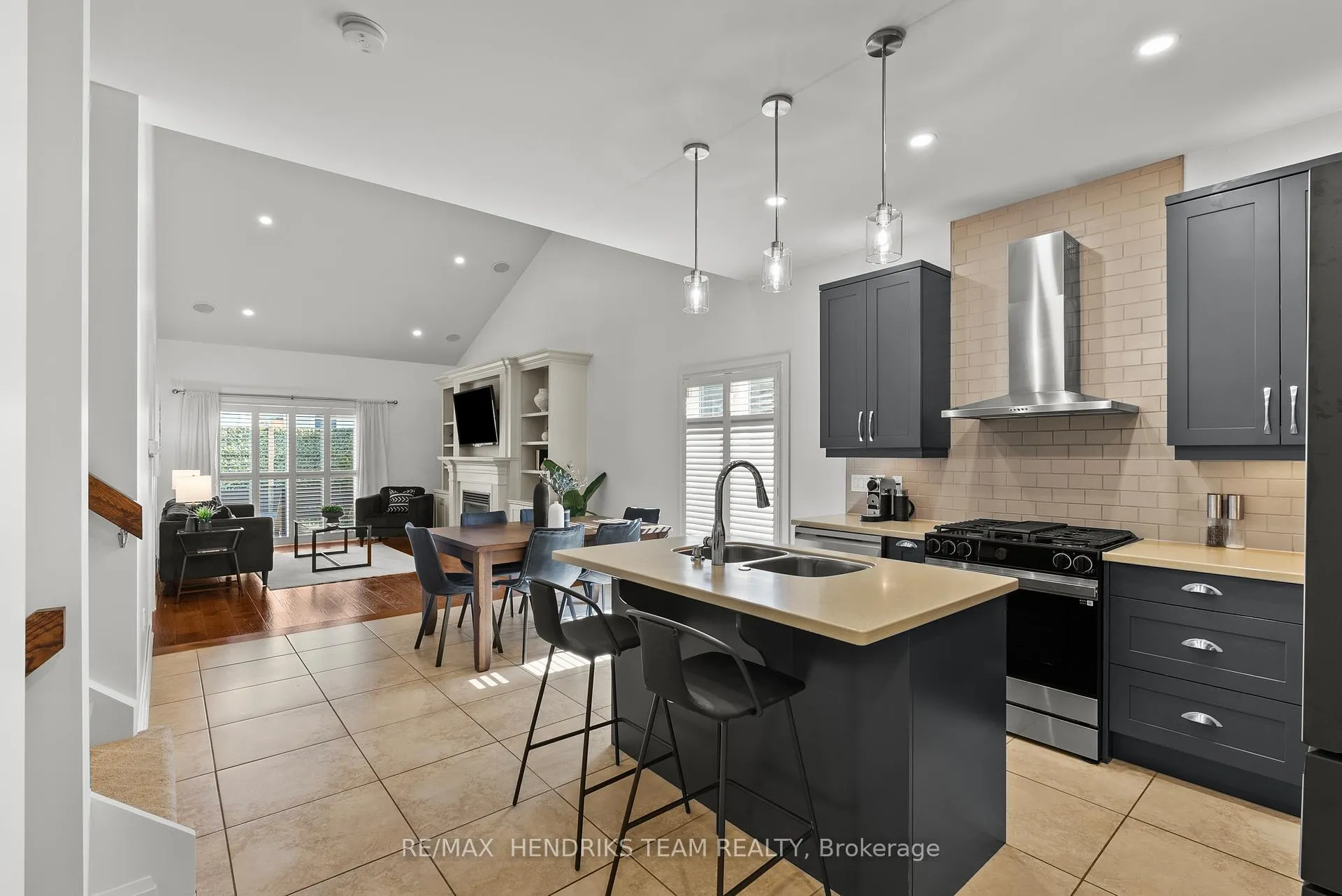 Photo 8 of 85 Videl Crescent N, St. Catharines, Grapeview — HOMEH