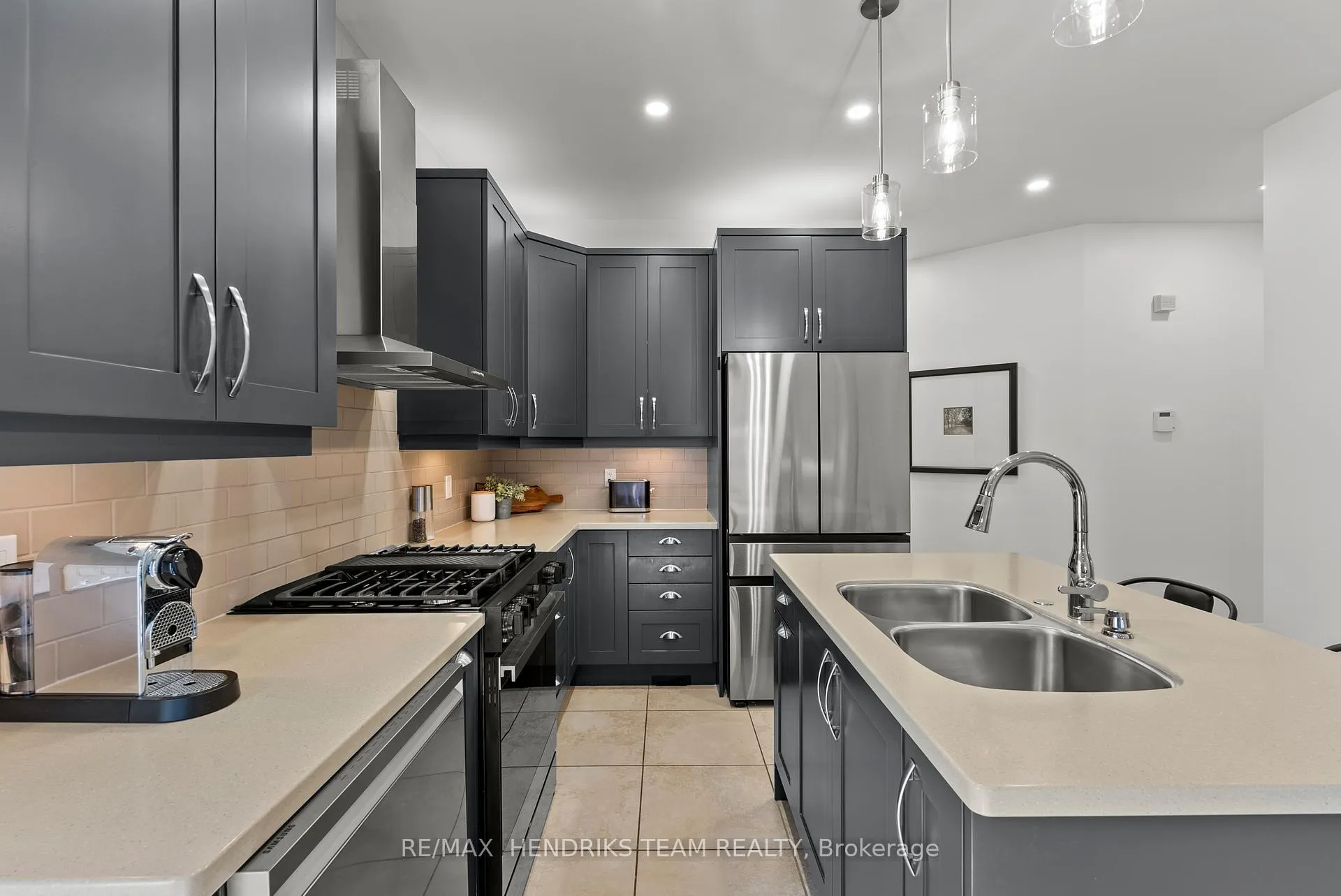 Photo 10 of 85 Videl Crescent N, St. Catharines, Grapeview — HOMEH