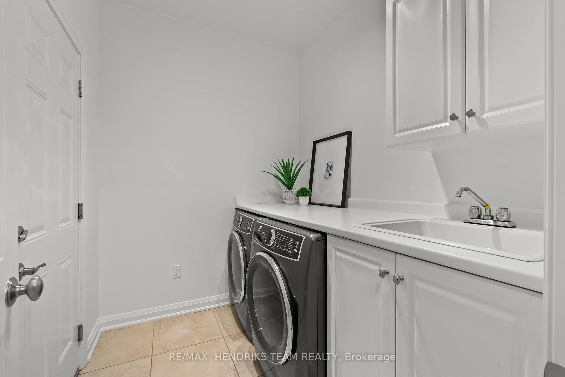 Photo 21 of 85 Videl Crescent N, St. Catharines, Grapeview — HOMEH