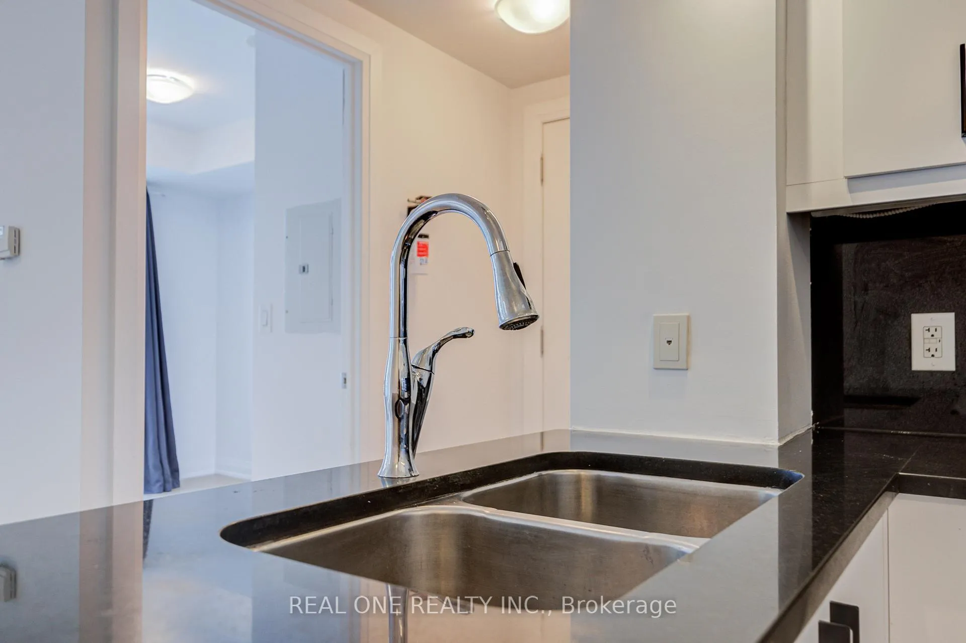 Photo 9 of Unit 3511, 16 Harbour Street, Toronto, Waterfront Communities — HOMEH
