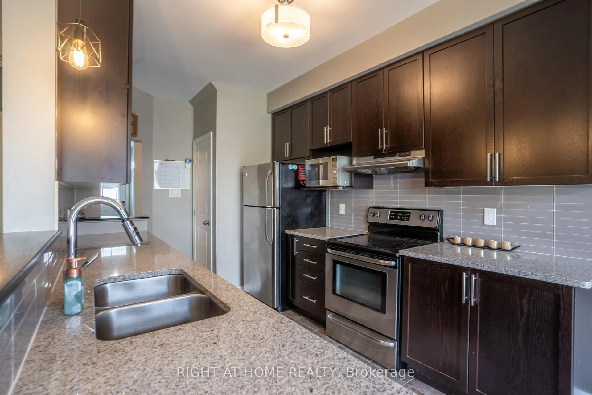 Photo 10 of 712 Brian Good Avenue, Ottawa, Riverside South/Gloucester Glen — HOMEH