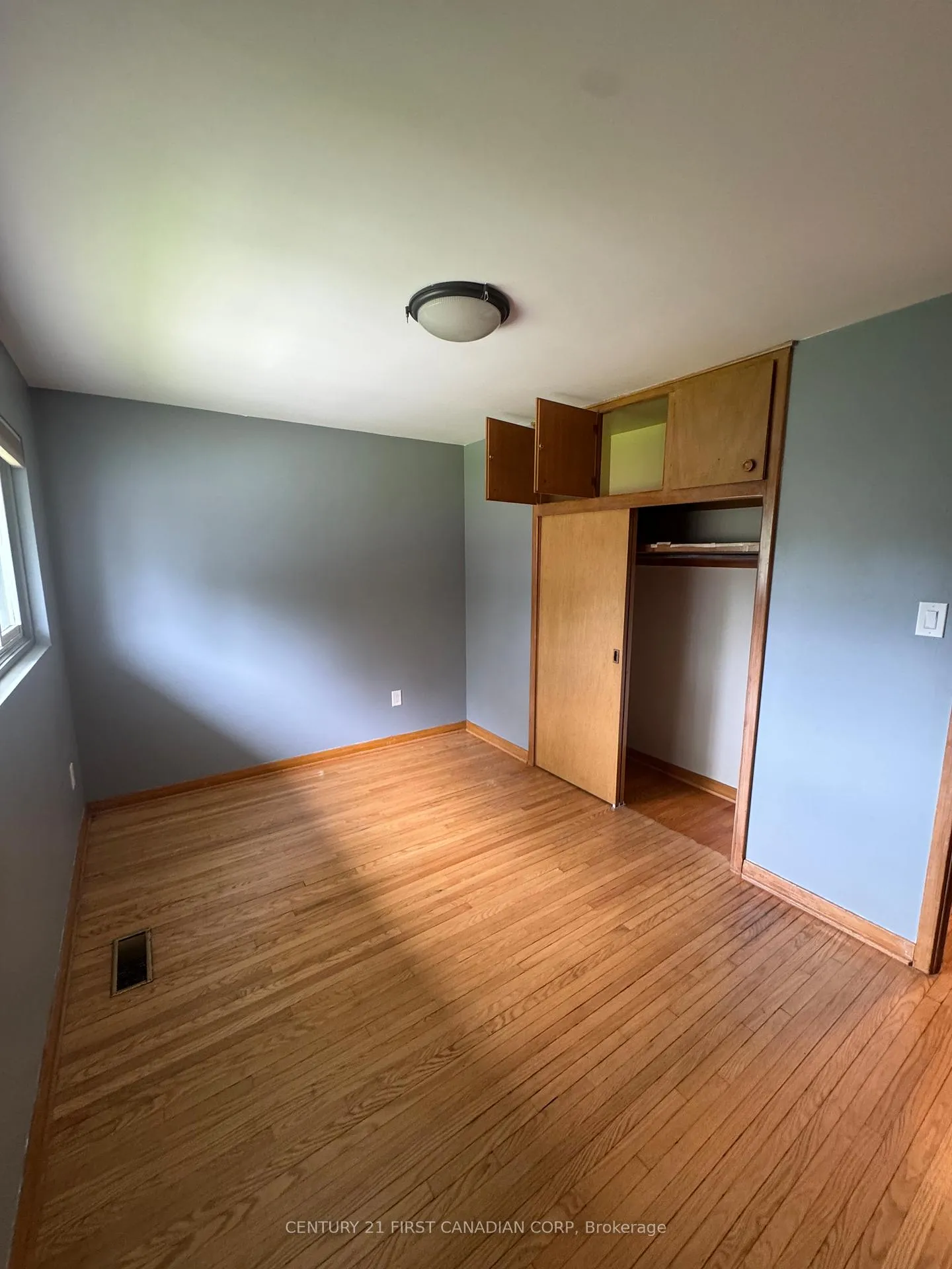 Photo 6 of 100 Susan Avenue, London, East D — HOMEH