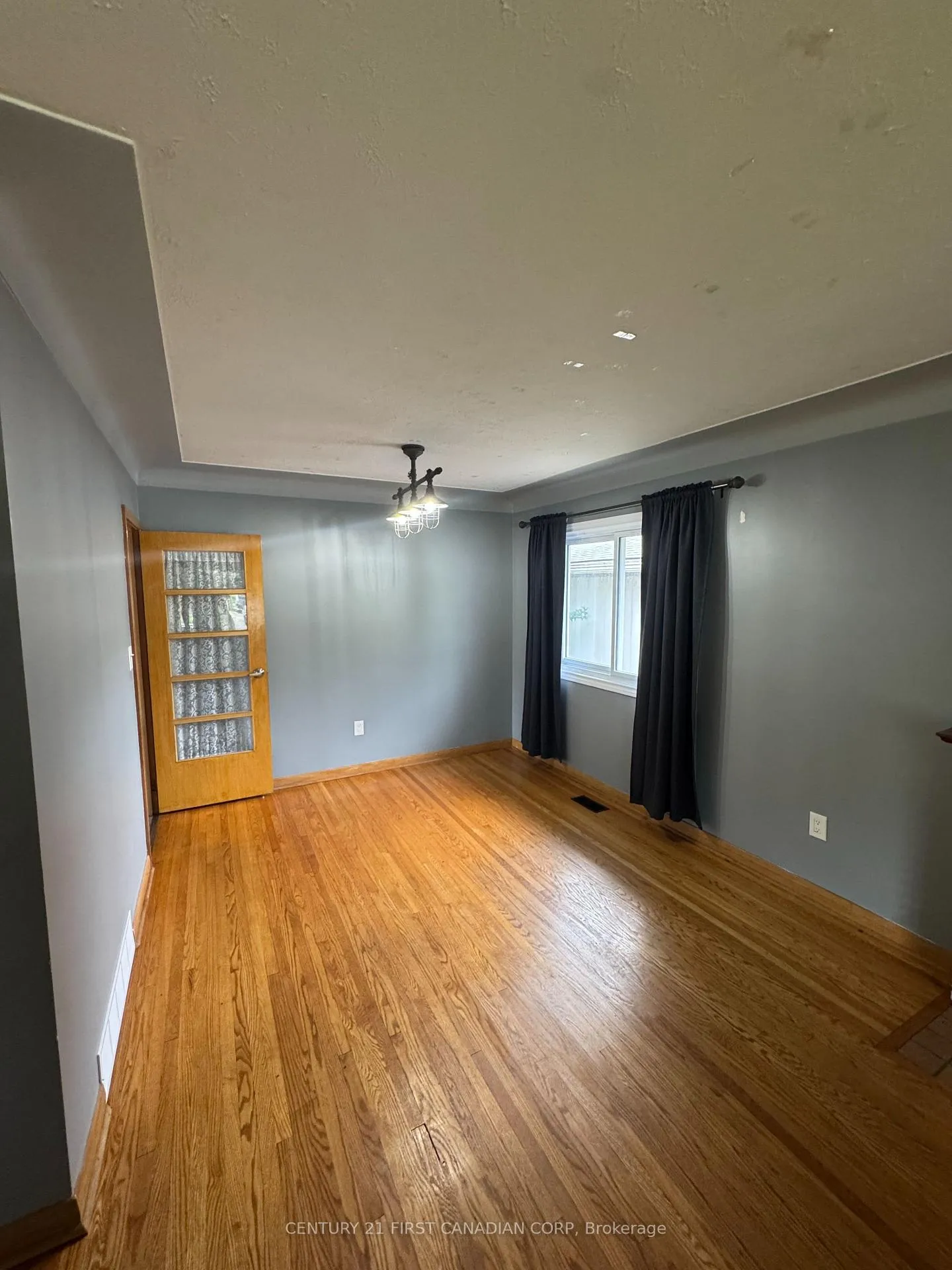 Photo 11 of 100 Susan Avenue, London, East D — HOMEH