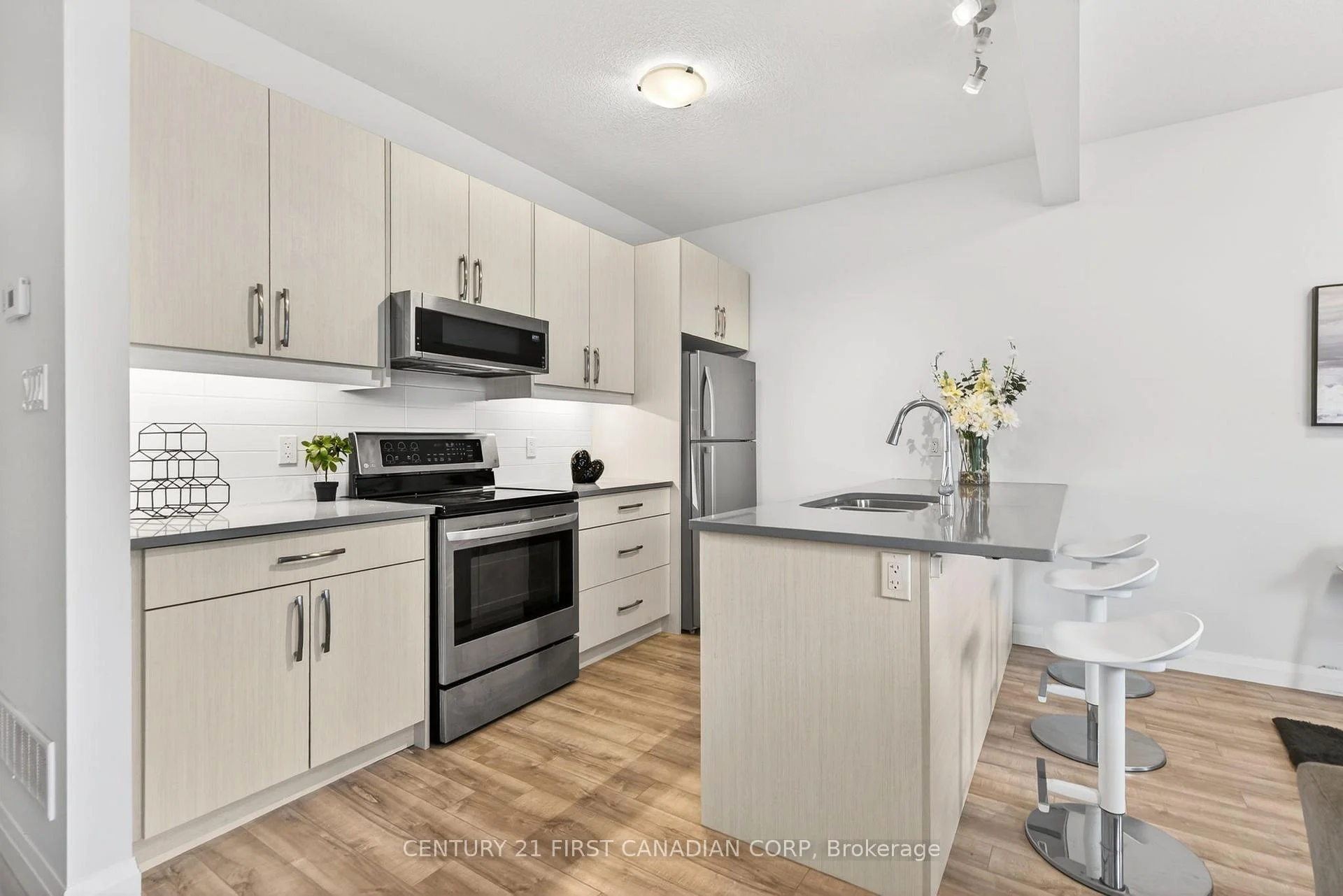 Photo 7 of Unit 9, 807 Kleinburg Drive, London, North B — HOMEH