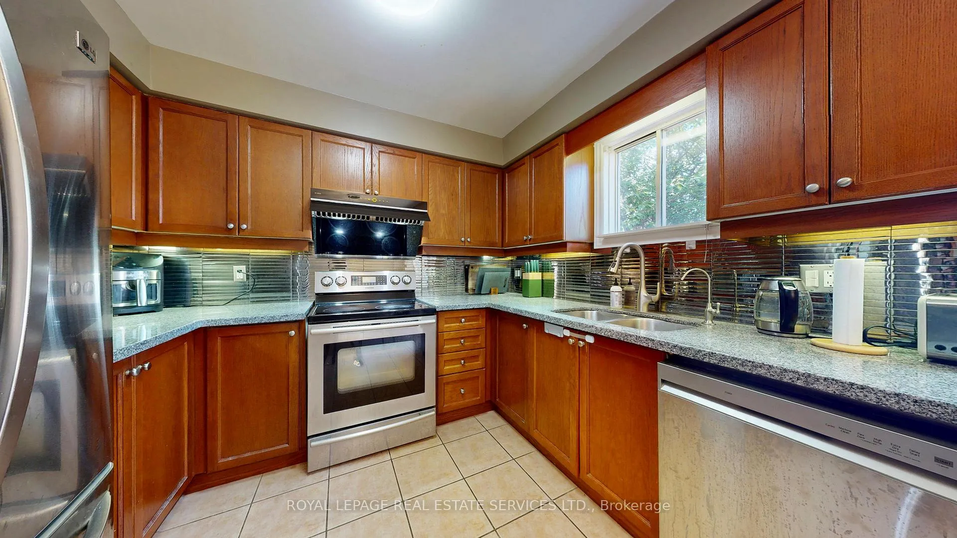 Photo 10 of 65 Morwick Drive, Hamilton, Ancaster — HOMEH